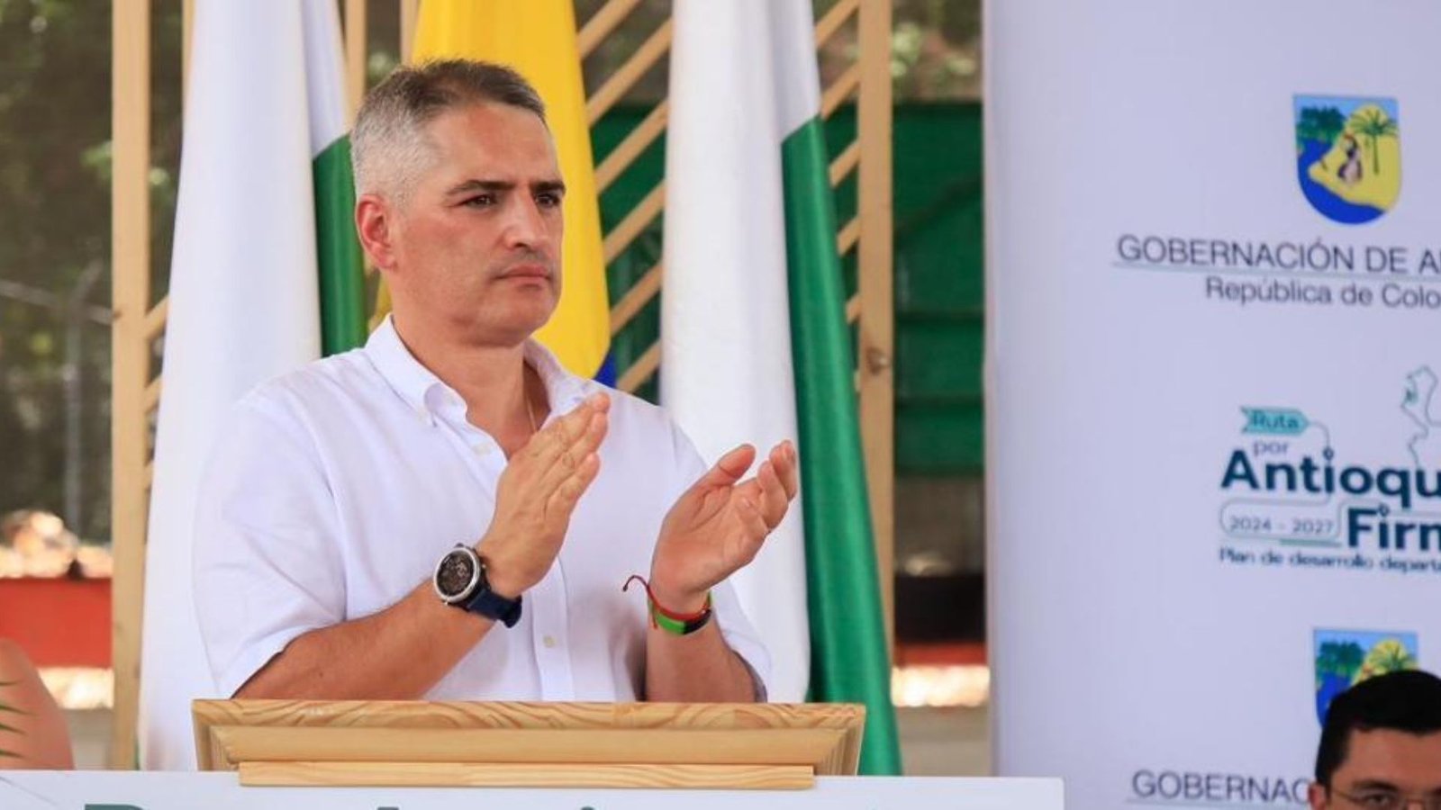 Denuncian al gobernador de Antioquia por presunta participación política en acto con alcaldes