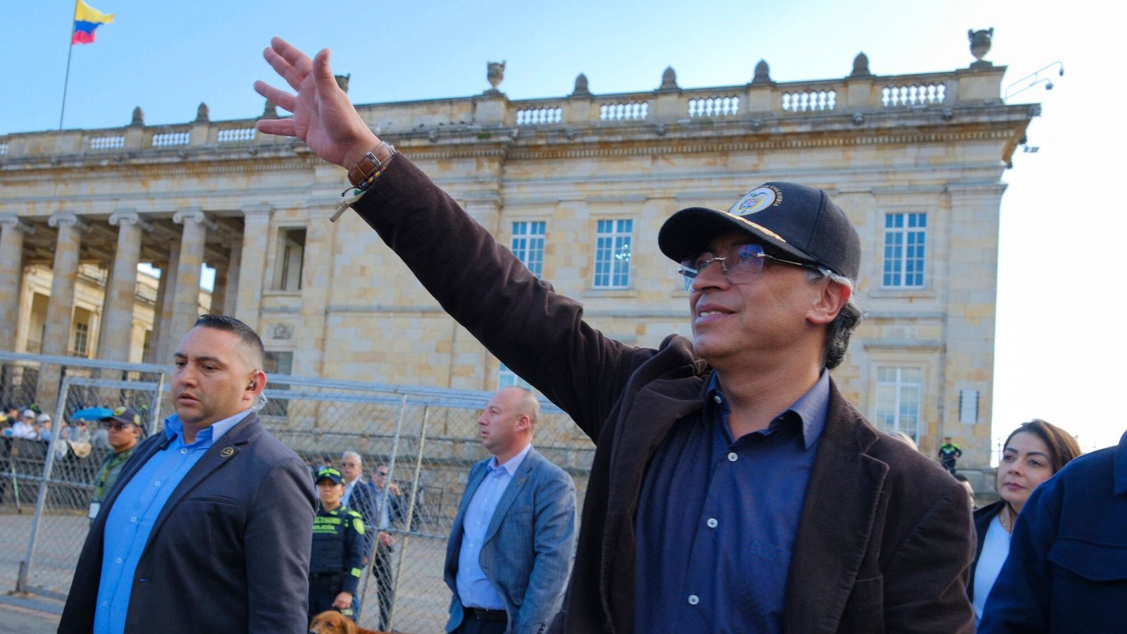 Petro celebra caída del precio de la canasta familiar