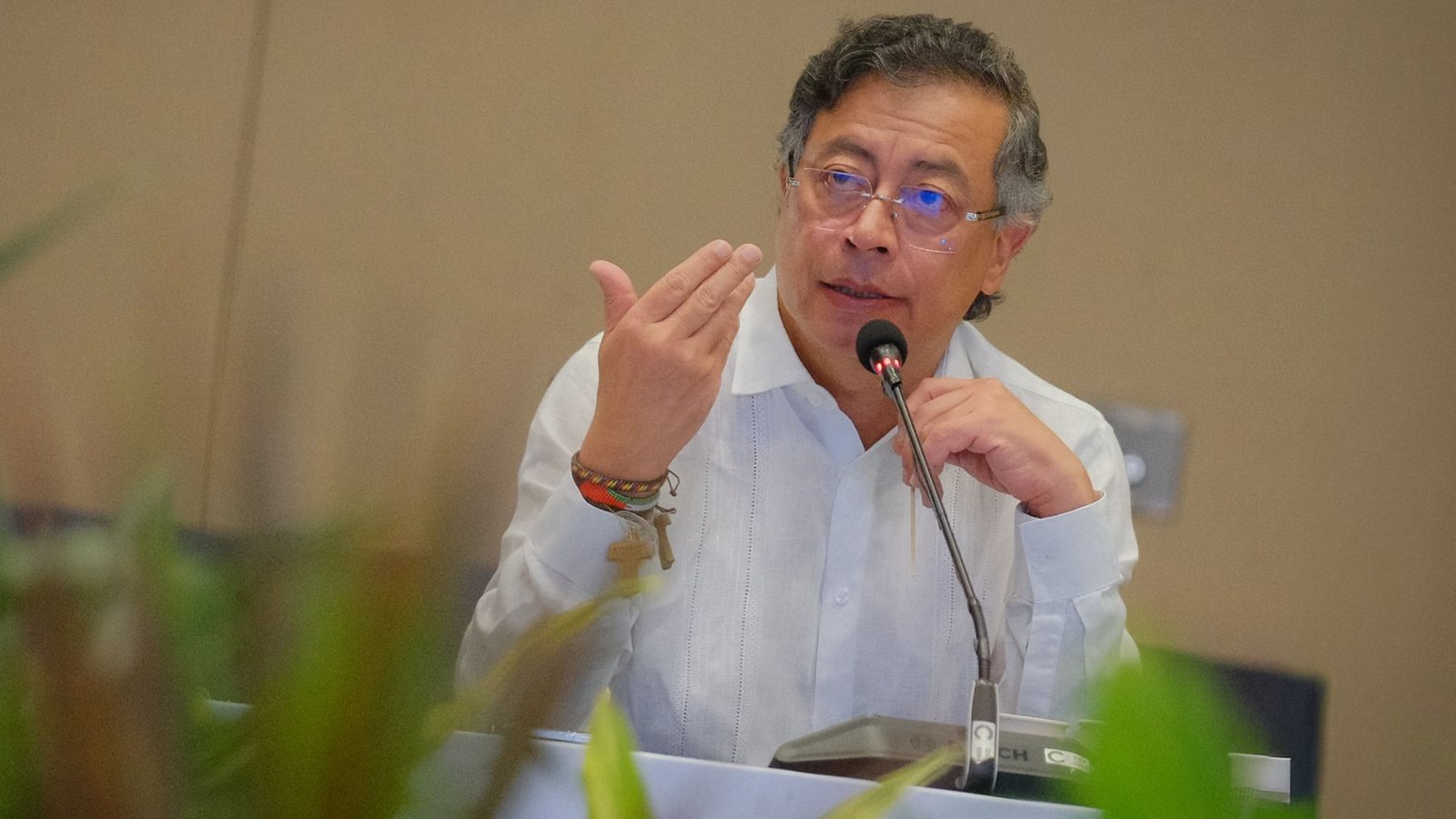 Petro anuncia liquidación de EPS en crisis