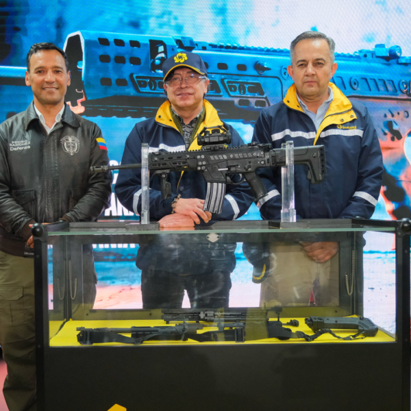 Petro presentó el fusil Jaguar: así será el reemplazo del Galil israelí fabricado en Colombia